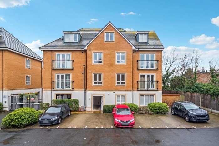 2 Bedroom Flat For Sale In Kenyon Way, Langley, SL3