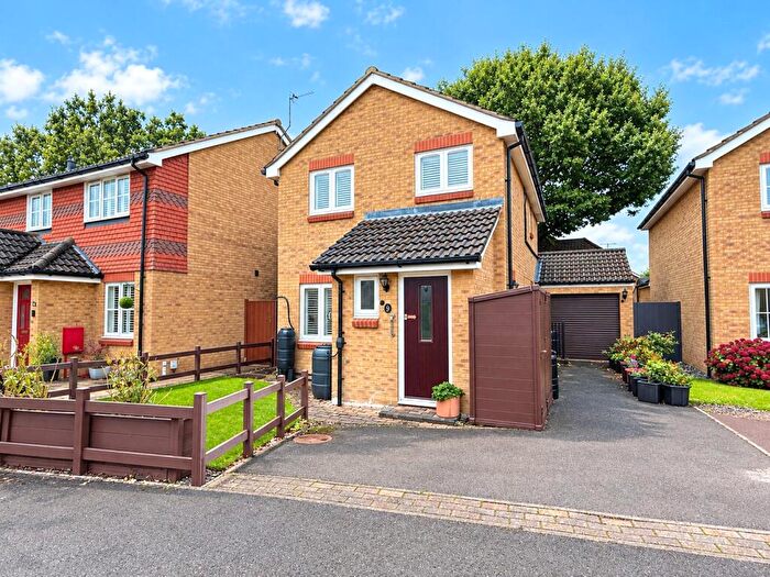 3 Bedroom Detached House For Sale In The Glade, Mytchett, Camberley, Surrey, GU16