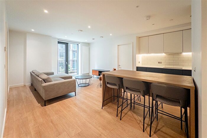 3 Bedroom Flat To Rent In Bed - Circle Square, M1