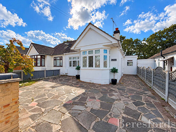 3 Bedroom Bungalow For Sale In Woodhall Crescent, Hornchurch, RM11