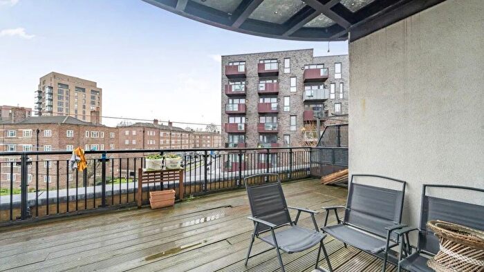 2 Bedroom Flat For Sale In Candle Street, E1