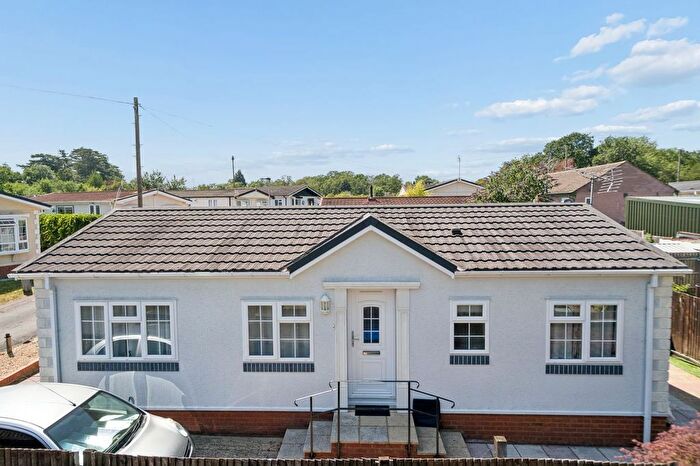2 Bedroom Mobile/park Home For Sale In Denham, Uxbridge, UB9