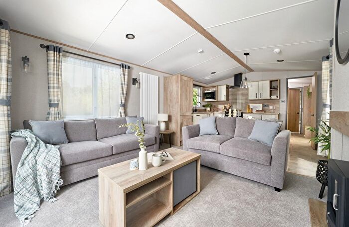 2 Bedroom Mobile/park Home For Sale In Kingfisher Holiday Park, Low Moor Lane Knaresborough, HG5