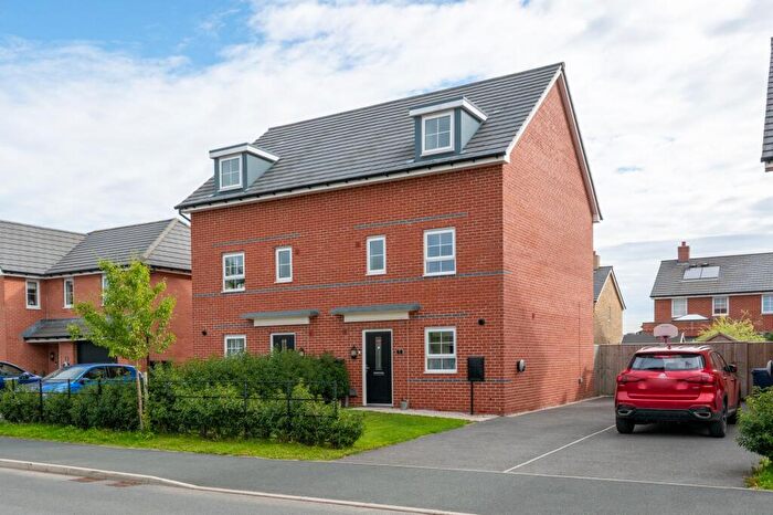 4 Bedroom Semi-Detached House For Sale In Roadtrain Avenue, Leyland, PR26