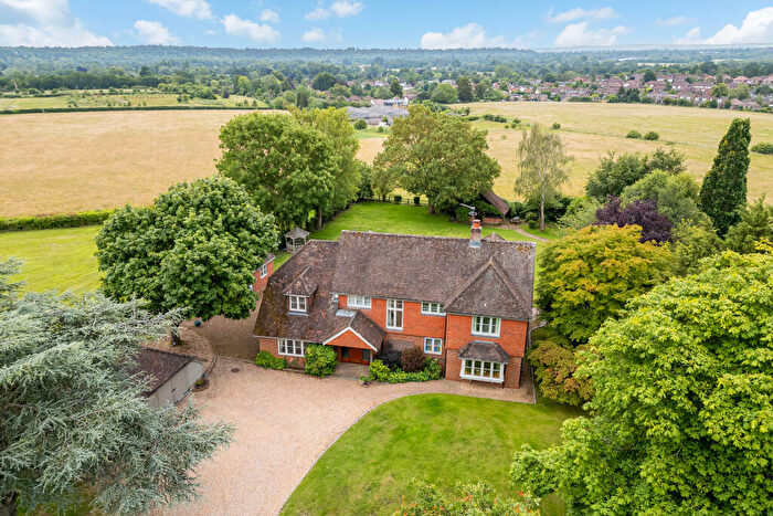 4 Bedroom Detached House For Sale In Bradcutts Lane, Cookham, Maidenhead, SL6