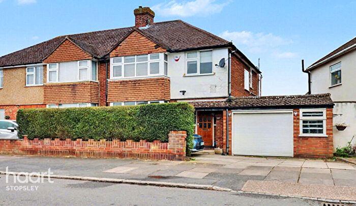 3 Bedroom Semi-Detached House For Sale In Stapleford Road, Luton, LU2