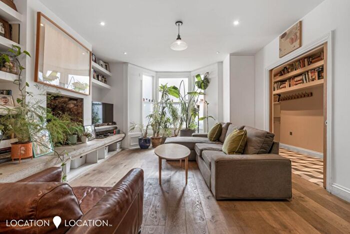 2 Bedroom Maisonette For Sale In Amhurst Road, London, E8