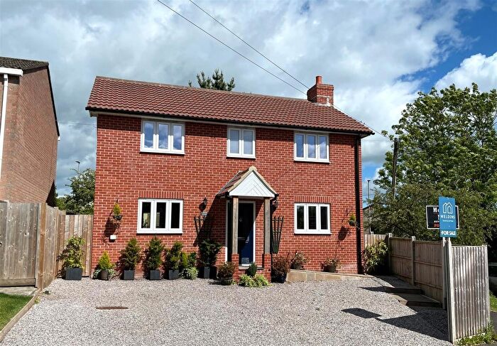 4 Bedroom Detached House To Rent In Cypress Way, Gillingham, SP8