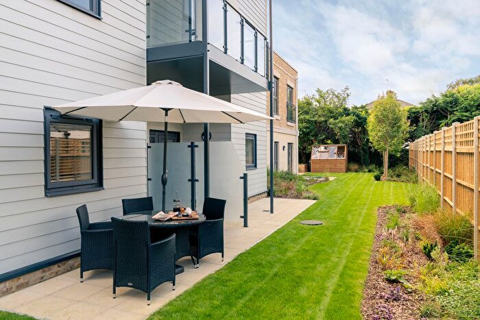 1 Bedroom Flat To Rent In Campbell House, Queens Road, Weybridge, KT13