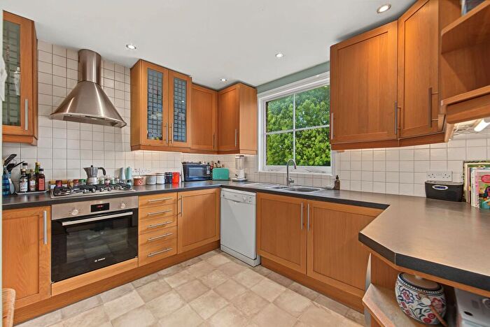 2 Bedroom Maisonette For Sale In Sparsholt Road, London, N19