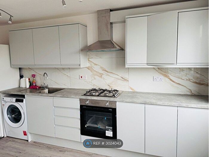 3 Bedroom Maisonette To Rent In Cable St, London, E1W
