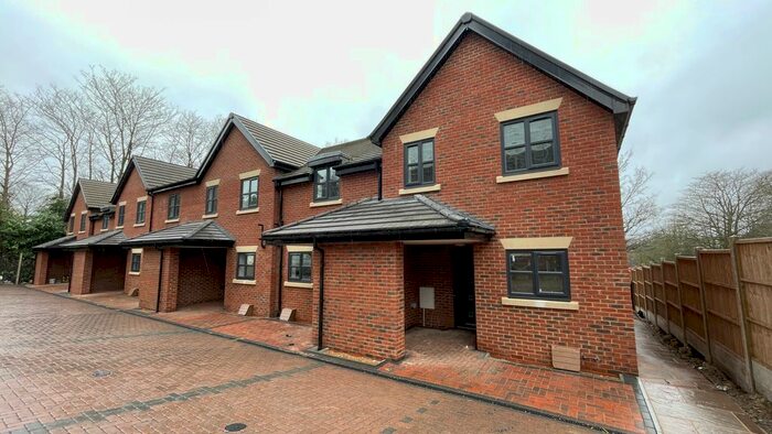 3 Bedroom Terraced House To Rent In Crescent Drive, GU12