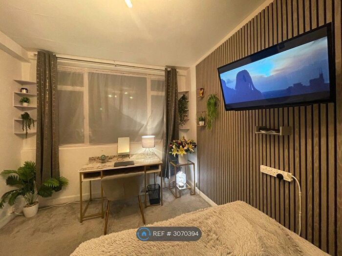 1 Bedroom Flat To Rent In Florin Court, London, EC1M