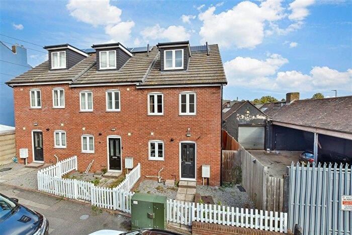 3 Bedroom End Of Terrace House For Sale In Wykeham Street, Strood, Kent, ME2