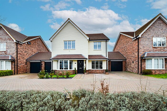 4 Bedroom Link Detached House For Sale In Little Ridings Lane, Blackmore, Ingatestone, CM4