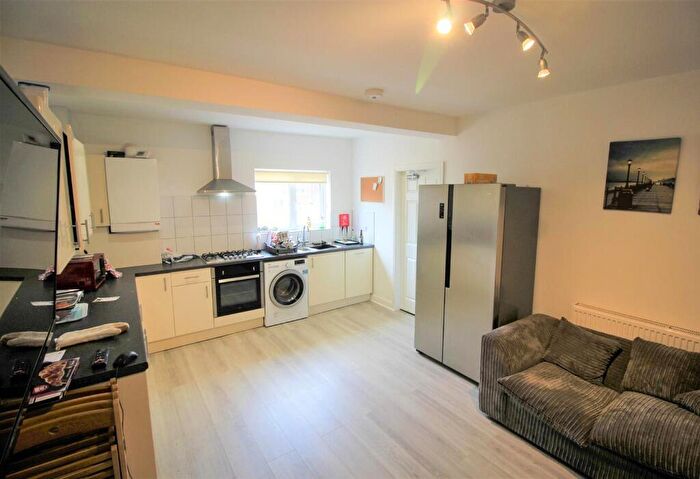 6 Bedroom Detached House To Rent In Fletcher Road, Nottingham, NG9