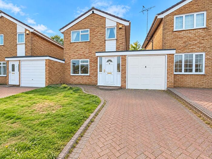 3 Bedroom Detached House To Rent In Oving Close, Luton, Bedfordshire, LU2