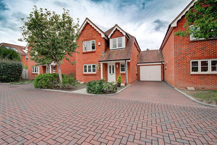4 Bedroom Link Detached House For Sale In Hunts Close, Colden Common, SO21