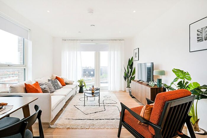 2 Bedroom Flat For Sale In Henley Cross, London, SE3