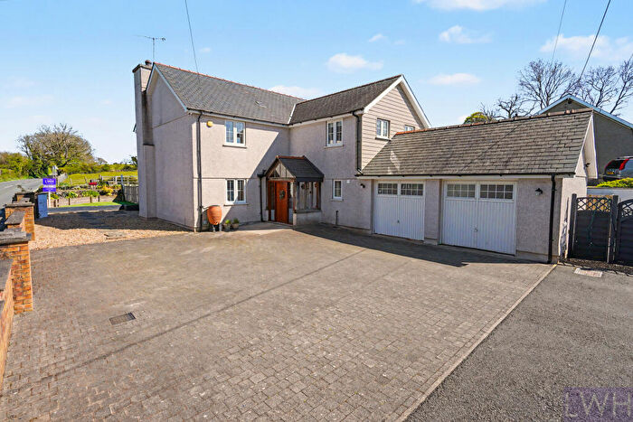 4 Bedroom House For Sale In Cae Hendre, Y Ffor, LL53