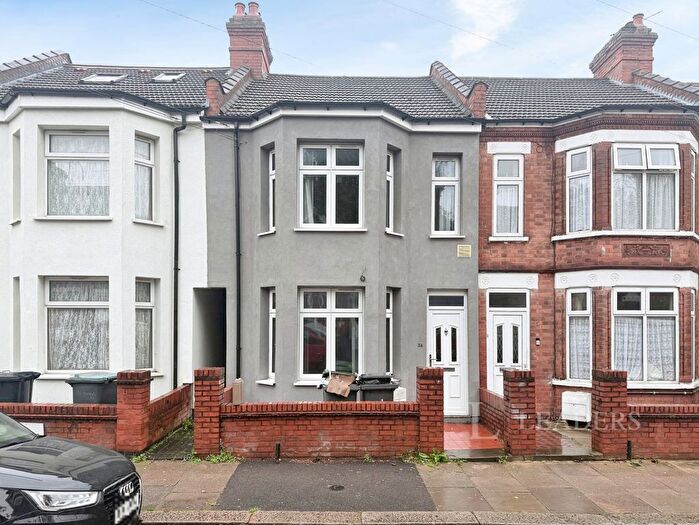 3 Bedroom Terraced House For Sale In Avondale Road, Luton, Bedfordshire, LU1