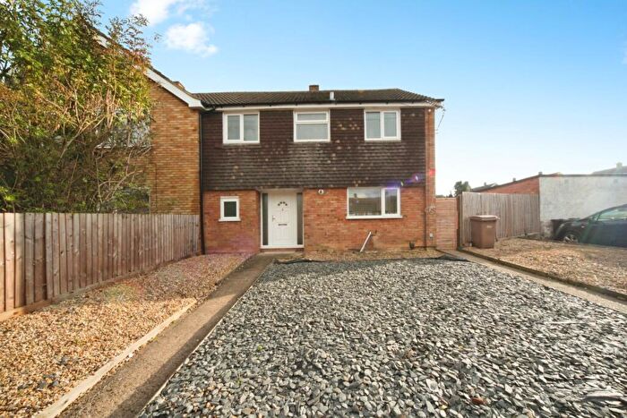 4 Bedroom Semi-Detached House To Rent In Oatfield Close, Luton, Bedfordshire, LU4