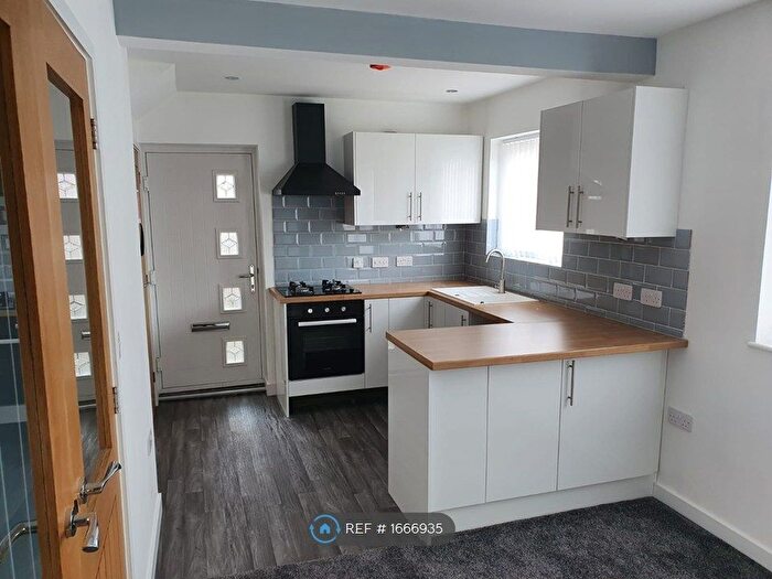 3 Bedroom Semi-Detached House To Rent In Astley Lane, Leeds, LS26