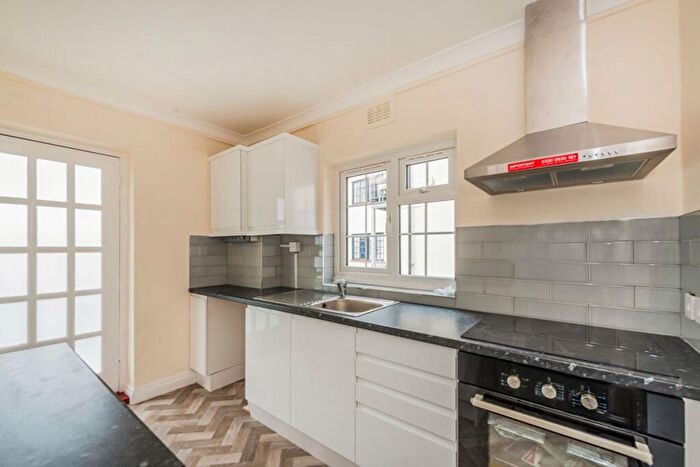 2 Bedroom Flat To Rent In Woodcote Road, Wallington, Surrey, SM6