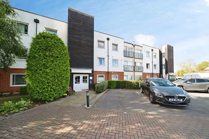 1 Bedroom Flat For Sale In Buffers Lane, Leatherhead, Surrey, KT22