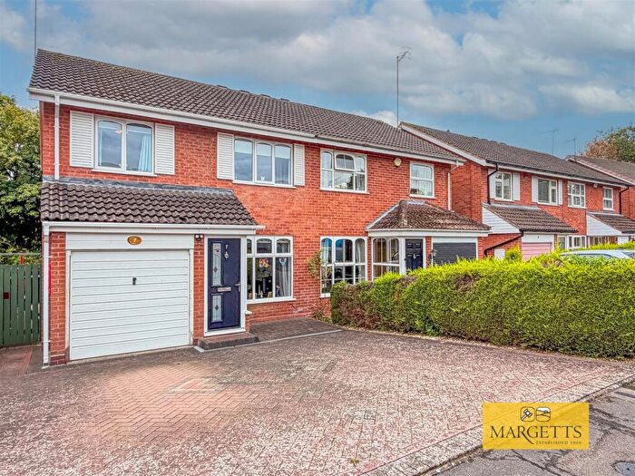 3 Bedroom Semi-Detached House For Sale In Lyster Close, Warwick, CV34