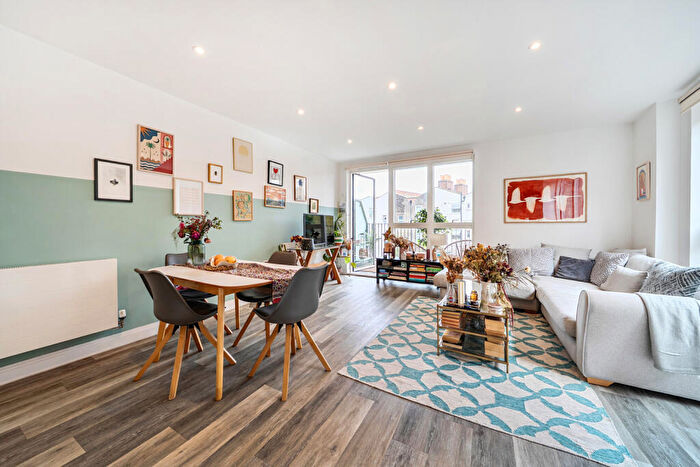 2 Bedroom Apartment For Sale In Scena Way, London, SE5