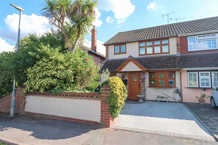 3 Bedroom Semi-Detached House For Sale In Kingley Close, Wickford, SS12