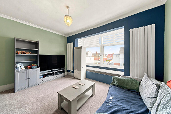 2 Bedroom Flat For Sale In Leinster Avenue, East Sheen, Richmond Upon Thames, London, SW14