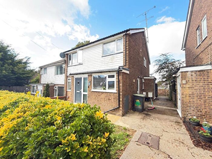 2 Bedroom Maisonette For Sale In Chadwell Close, High Town, Luton, Bedfordshire, LU2