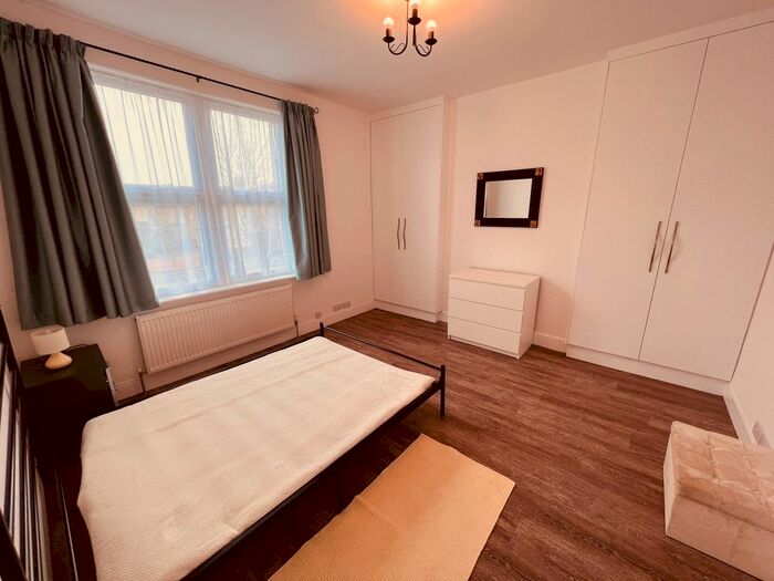 2 Bedroom Flat To Rent In Warwick Road, London, N11