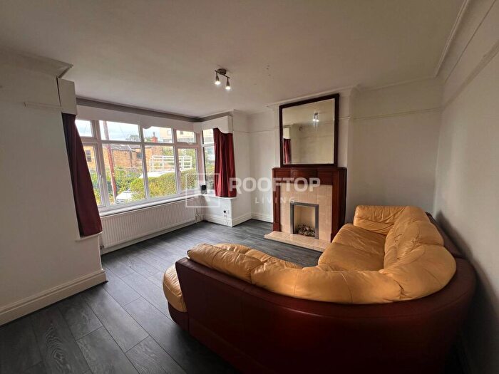 4 Bedroom House To Rent In Dennistead Crescent, Leeds, LS6