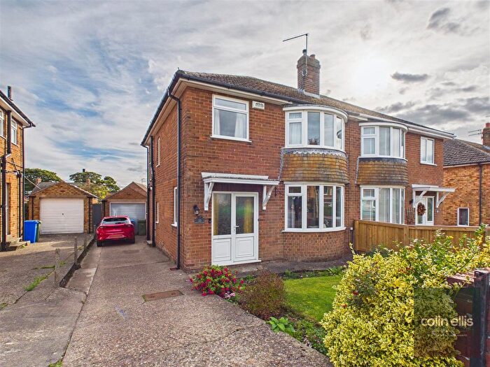 3 Bedroom Semi-Detached House For Sale In Southlands Grove, Scarborough, YO12