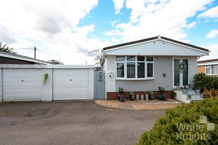 2 Bedroom Park Home For Sale In Mere Oak Park, Three Mile Cross, Reading, Berkshire, RG7