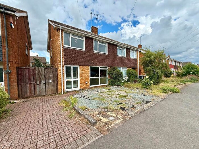 3 Bedroom Semi-Detached House For Sale In Toddington Road, Luton, LU4