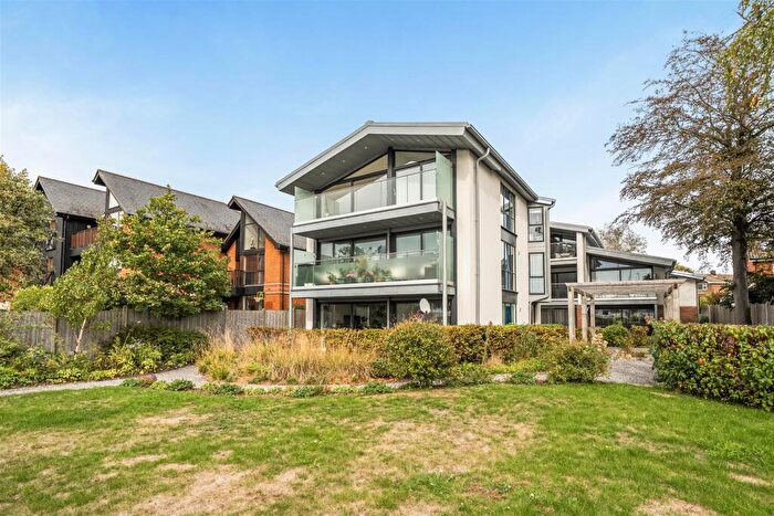 2 Bedroom Flat For Sale In Old Swanwick Lane, Lower Swanwick, SO31