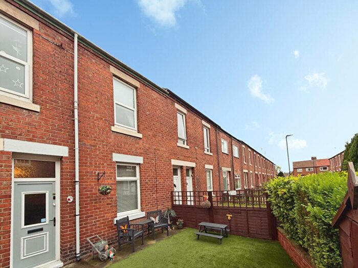 2 Bedroom Flat For Sale In Oswin Avenue, Forest Hall, Newcastle Upon Tyne, NE12