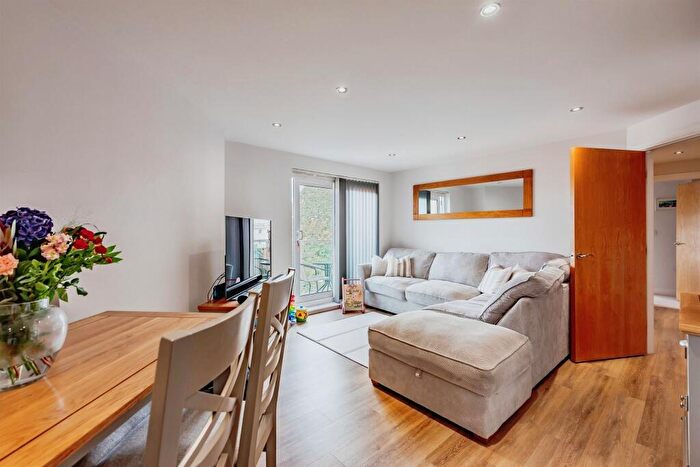 2 Bedroom Apartment For Sale In Rubeck Close, Redhill, RH1