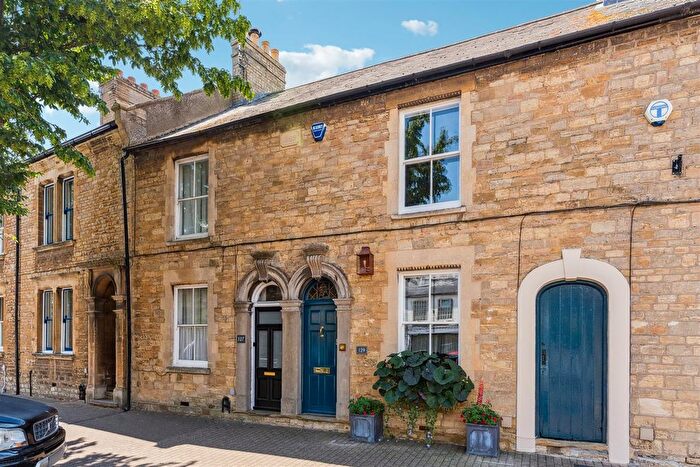 3 Bedroom Town House For Sale In High Street, Olney, MK46