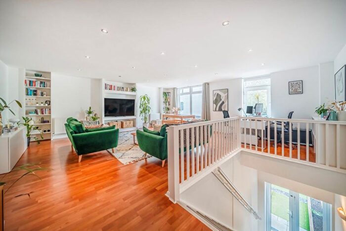 2 Bedroom Flat For Sale In Martello Street, Hackney, E8