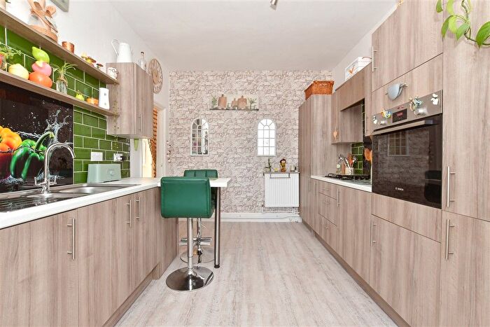 2 Bedroom Maisonette For Sale In Clarendon Road, Dover, Kent, CT17