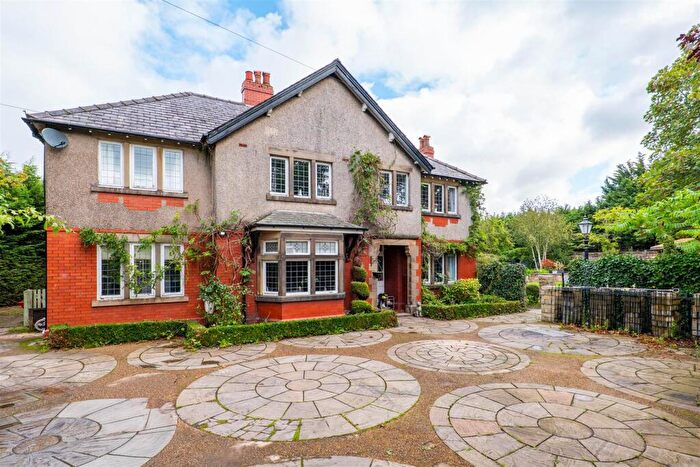 6 Bedroom Detached House For Sale In Dawson Lane, Leyland, PR25