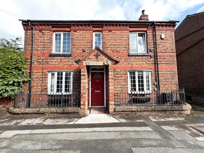 3 Bedroom Cottage For Sale In Manchester Road, Westhoughton, BL5