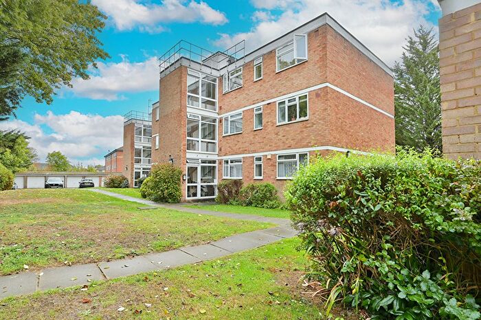 2 Bedroom Flat For Sale In Holt Close, Borehamwood, WD6