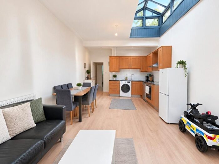 2 Bedroom Flat To Rent In Green Lanes, Palmers Green, N13