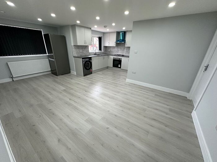 3 Bedroom Flat To Rent In Star Road, Uxbridge, Greater London, UB10